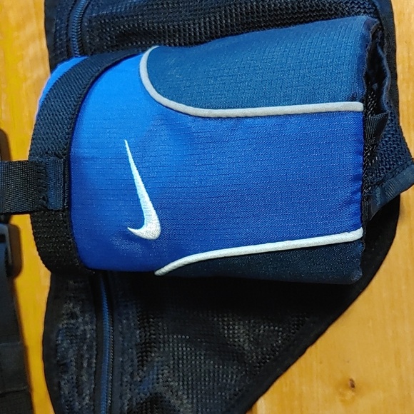 NIKE Hiking Belt Bag/Fanny Pack with Insulated Water Bottle Pouch - Picture 2 of 10